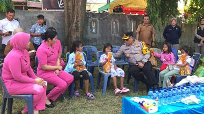 Kapolrestabes Medan Temui Pengungsi Korban Kebakaran di Percut Seituan