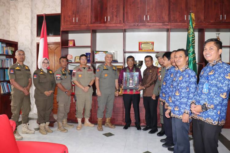 PB PON Serahkan Miniatur Tungku Obor dan Lentera PON XXI Aceh -Sumut  2024 kepada Pemkab Toba