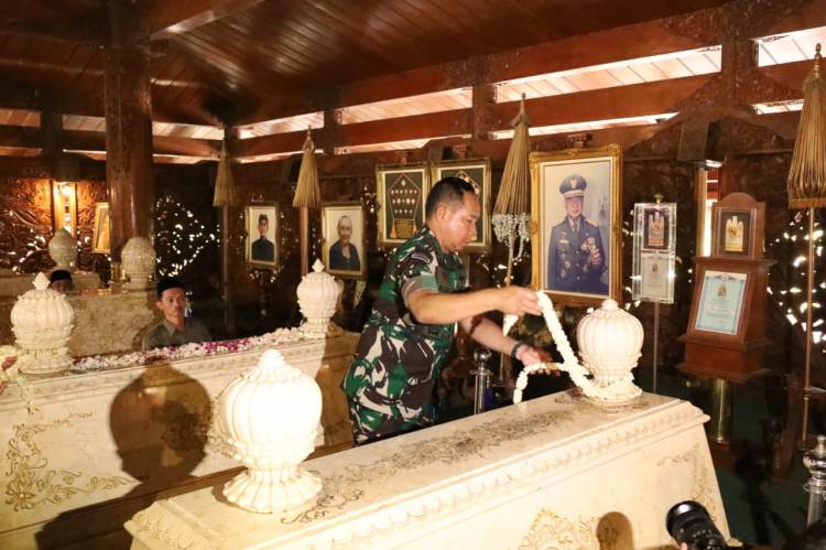 Panglima TNI Laksanakan Ziarah ke Makam Presiden RI ke-2