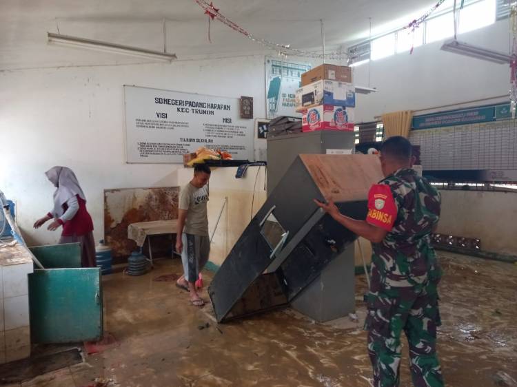 Anggota Koramil 09/Trumon Turun Bersihkan SD Padang Harapan Trumon