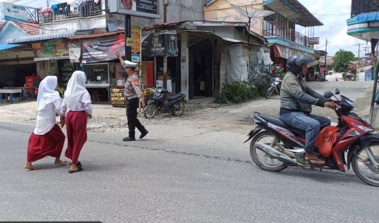 Unit Lantas Polsek Tanah Jawa Pastikan Keamanan Pelajar di Jalan Raya Simalungun