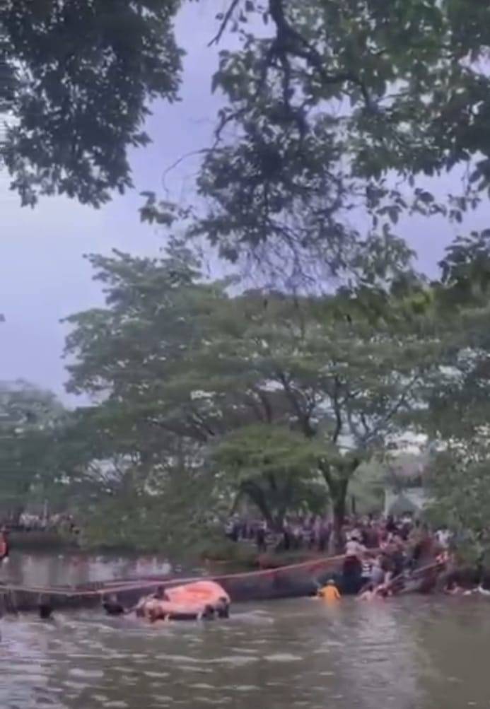 Jembatan Taman Cadika Ambruk,Puluhan Orang Kecebur ke Danau