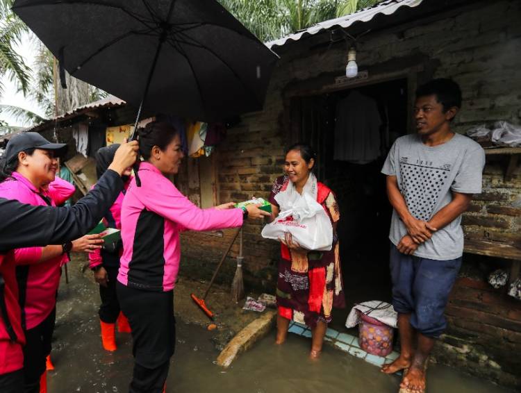 Bhayangkari Sumut Bantu Masyarakat Terdampak Banjir di Tebing Tinggi