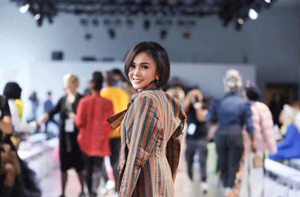 Kenapa  Pelantun Desember Kelabu Ini Tetap Bertahan Janda....?