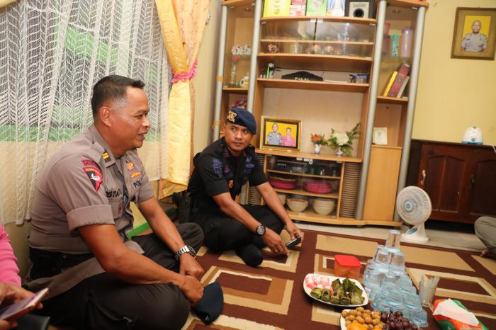 Wadansat Brimob Kaltim Pimpin Anjangsana Ke Kediaman Alm Aiptu Palal