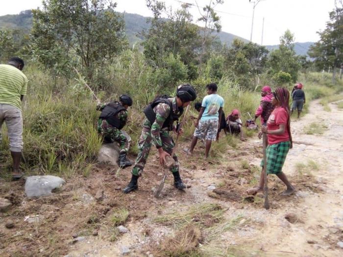 Peduli Warga, Satgas Pamtas RI-PNG Yonif Raider 514/SY Bantu Perbaikan Jalan