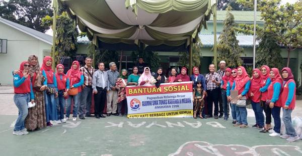 Alumni Tunas Kartika 2 Beri Hadiah untuk Guru