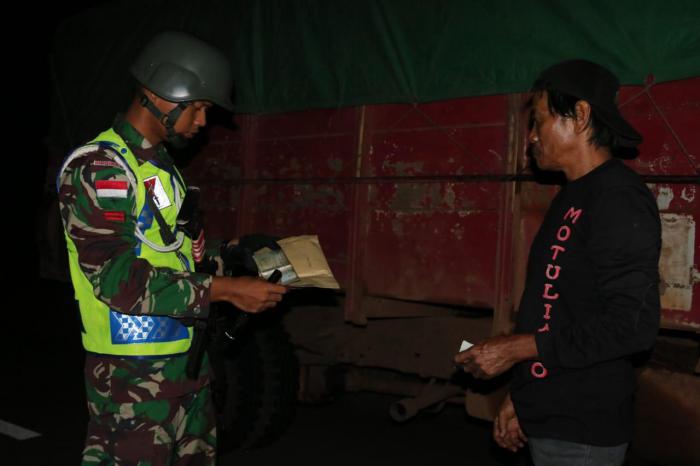 Wujudkan Perbatasan Aman dan Nyaman, Satgas Yonif 411 Kostrad Rutin Adakan Pemeriksaan
