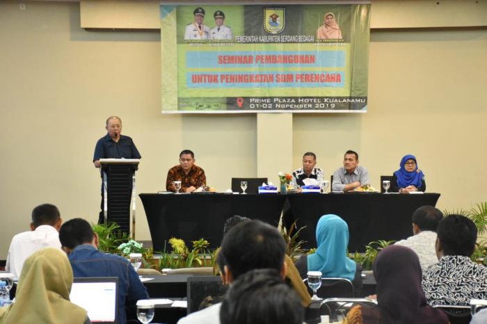 Bupati Buka Acara Seminar Pembangunan Dengan Fokus Penguatan SDM Perencana