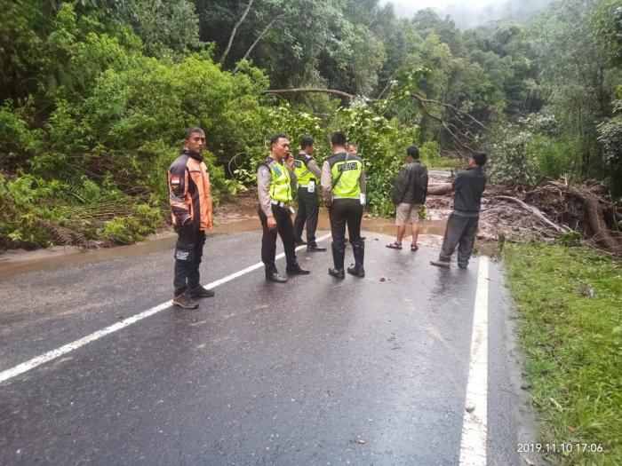 Longsor, Arus Lalulintas Karo ke Dairi Macet Total