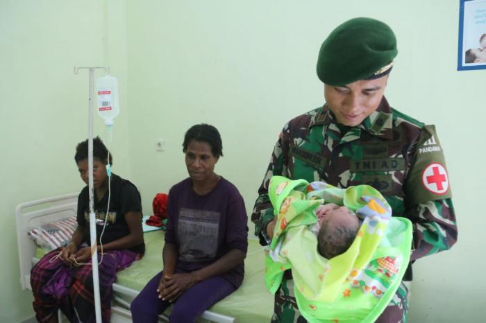 Anggota TNI Yonif 411 Kostrad Bantu Persalinan Warga Kampung Erambu Papua