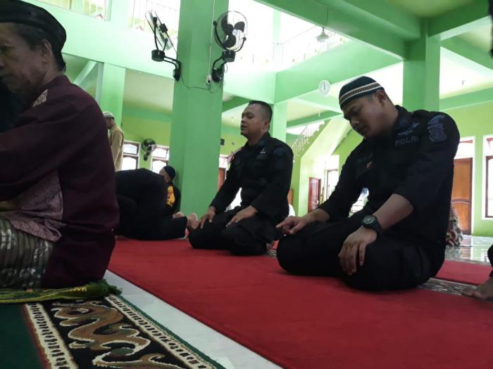 Melalui Safari Jum'at, Brimob Kaltim Jalin Silaturahmi Dengan Warga Papua