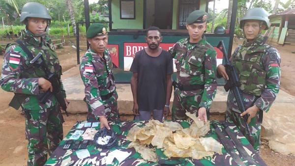 Bawa Ganja, Pelintas Batas Diamankan Anggota Satgas Pamtas