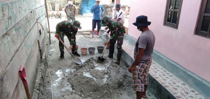 Bantu Masyarakat, Satgas Yonif RK 136/TS Gotong Royong Membangun Pagar Desa