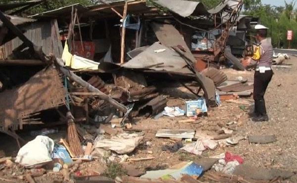 Dump Truk Bermuatan Tanah Seruduk Delapan Warung, Apa Ada Korban.....?