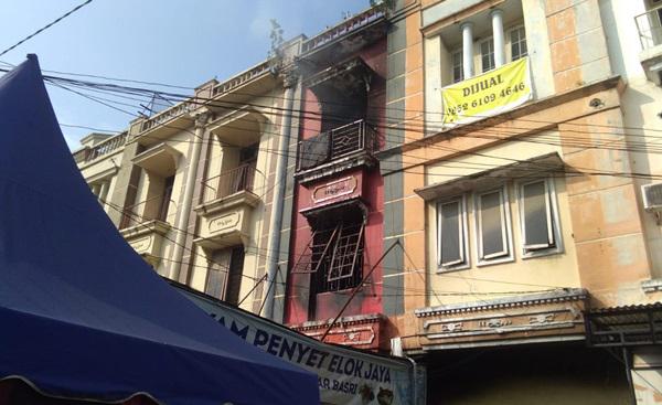 Resto Ayam Penyet di Mukhtar Basri Ludes Terbakar