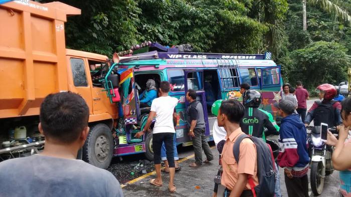 Keluar Jalur, Bus Murni Adu Kuat Truk