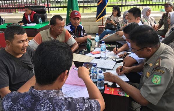 Terjaring Razia Perda KTR, Puluhan Perokok Langsung Disidang