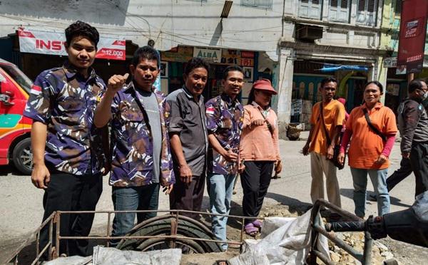 Sindir Pemerintah, OKP dan Pekerja Parkir di Perdagangan Tambal Ruas Jalan Berlubang 