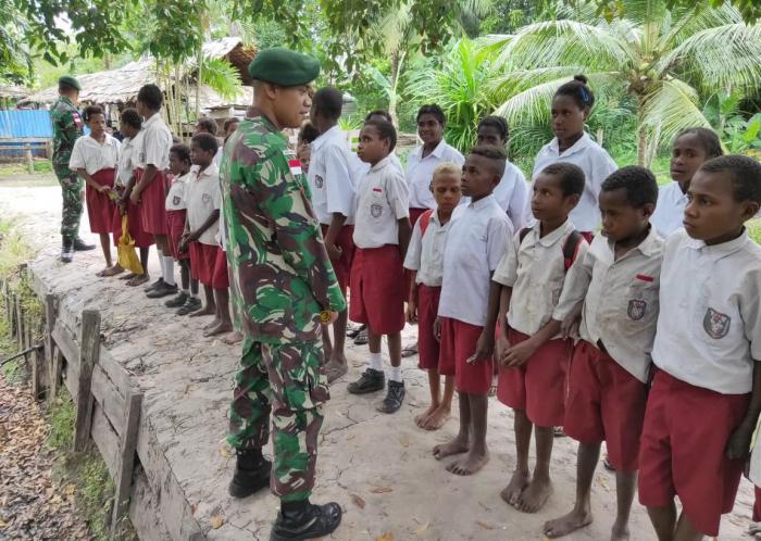 Peringati HCPSN 2019, Satgas Pamtas RI-PNG Yonif 411 Kostrad Ajak Siswa Sayangi Binatang