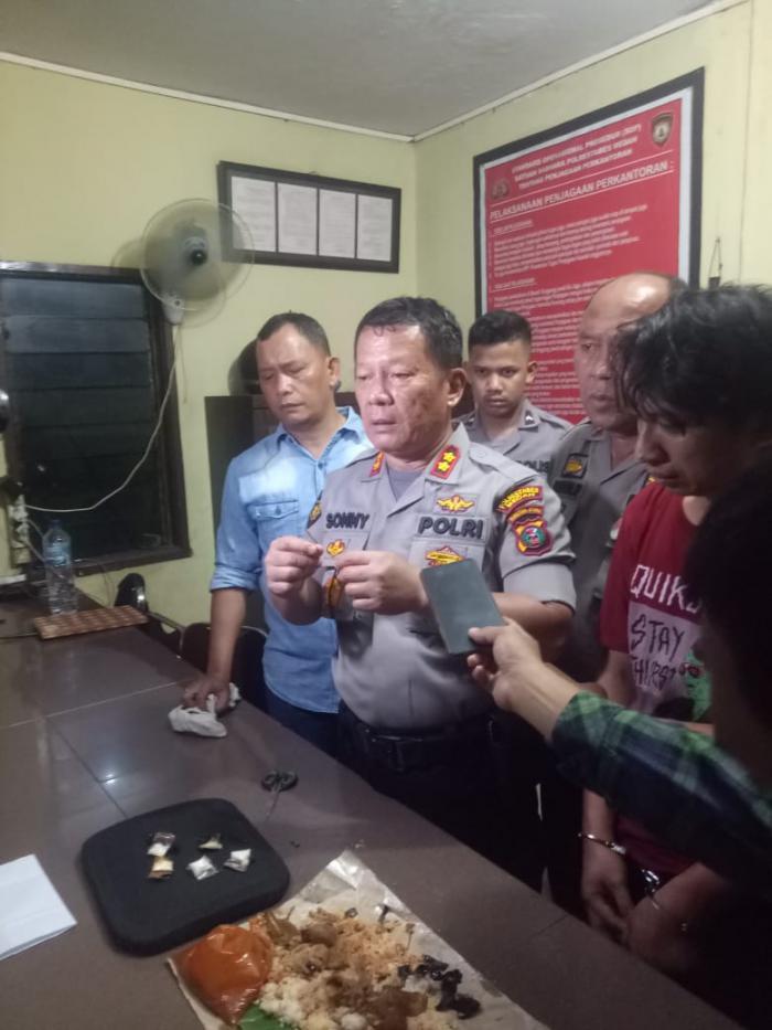 Pasutri Menyusul Temannya Tidur di Dalam Terali Besi Polrestabes Medan