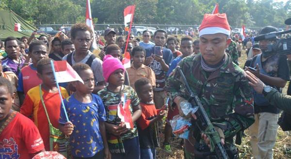 'Sinterklas' Turun Dari Langit Timika
