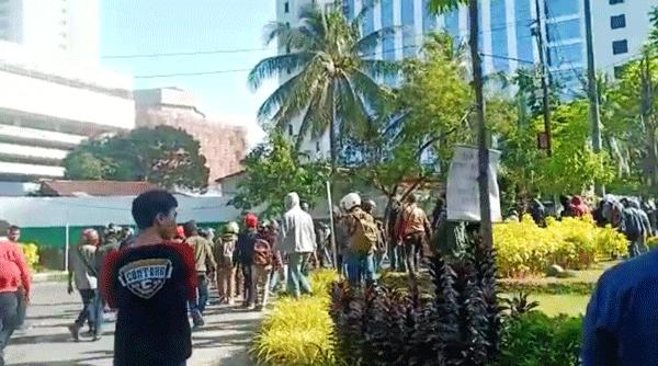 Polisi Datang, Ratusan OTK dilengkapi Senjata Tajam Tunggang Langgang