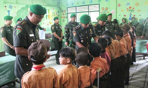 Peringati HUT ke 55, Yonif 125/Si'Mbisa Jiarah TMP dan Beri Tali Asih