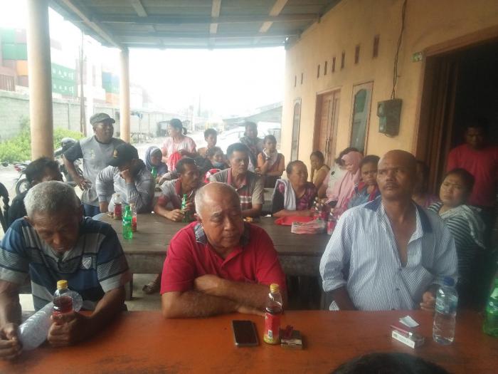 Omak - Omak dan Bapaknya Protes dengan Pembuangan Limba oleh  PT PHG