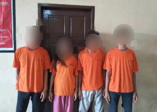 Sedang Apa Wanita Ini Bersama Tiga Teman Laki Laki, Hingga Berujung ke Terali Besi