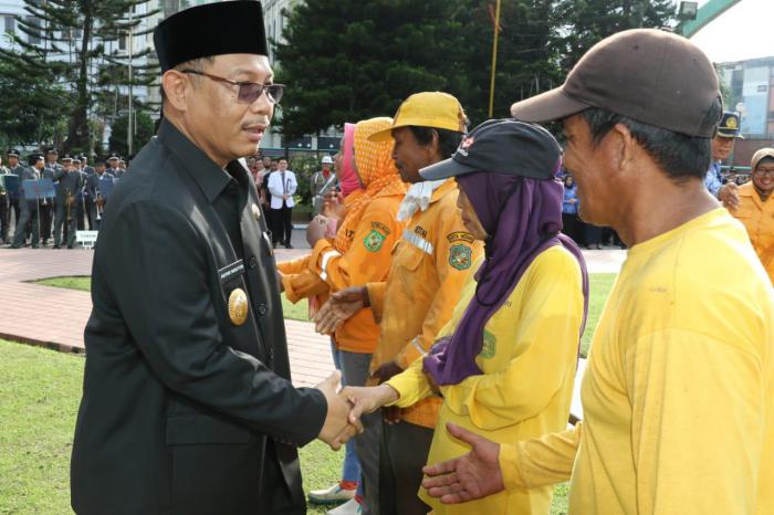Pimpin Upacara Hari Pahlawan,   Plt Wali Kota: Siapapun Bisa Jadi Pahlawan Masa Kini