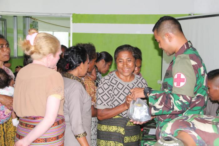 Satgas Pamtas RI-RDTL Yonif 132/BS, Menyelenggarakan Kegiatan Pencegahan Stunting dan Beri Makanan