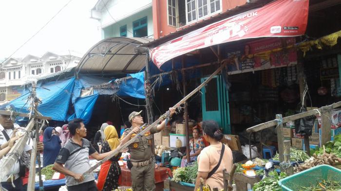 Tim Gabugan Datang, Padagang Kemas Daganganya