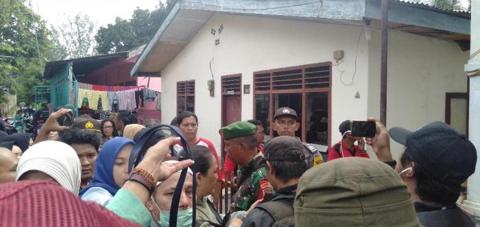 Polisi datang Kerumah Pelaku Bom Bunuh Diri, Masyarakat Ramai Menonton