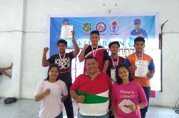 SMPN 3 Medan Juara Umum Kejuaraan Gulat Pelajar 