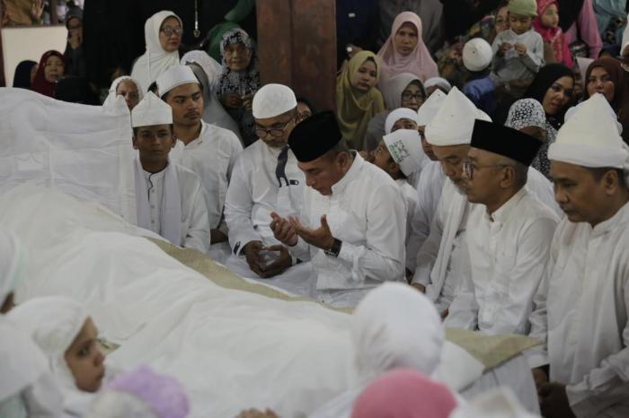 Gubernur Salatkan dan Hantarkan Jenazah  Tuan Guru Besilam ke Pemakaman