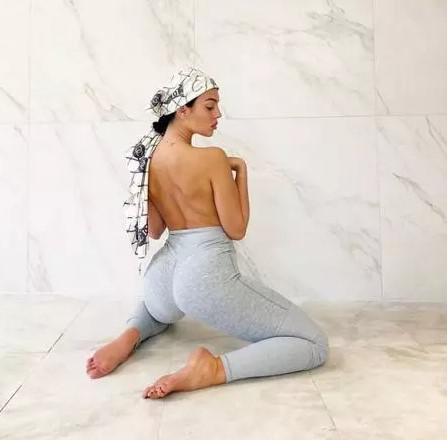 Yoga Tanpa Busana Bagian Dada oleh Georgina Rodriguez 
