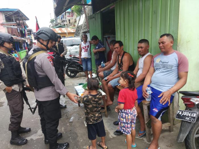 Brimob Kaltim Terapkan Polmas Saat Laksanakan Patroli Sapa Warga Papua