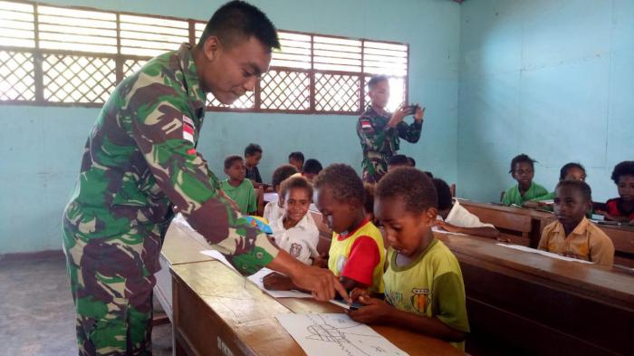 Satgas Pamtas RI-PNG Yonif 411 Kostrad Gelar Lomba Mewarnai di SD Toray Papua