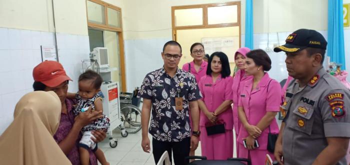 Kapolres Asahan dan Pemkab Asahan Bawa Balita Sakit Paru-Paru Ke Rumah Sakit 