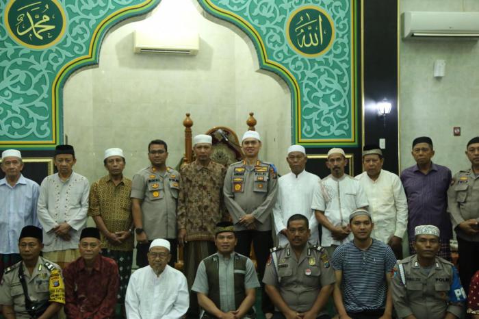 Sholat Subuh Berjemaah Kapolrestabes Medan di  Masjid Ridho Bhakti