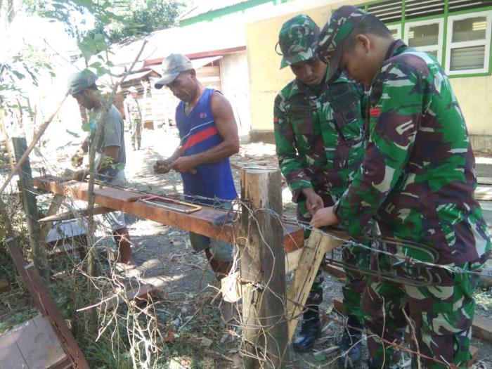 Personel Satgas Ops Pamrahwan Maluku Yonif 136 Bantu Renovasi Sekolah