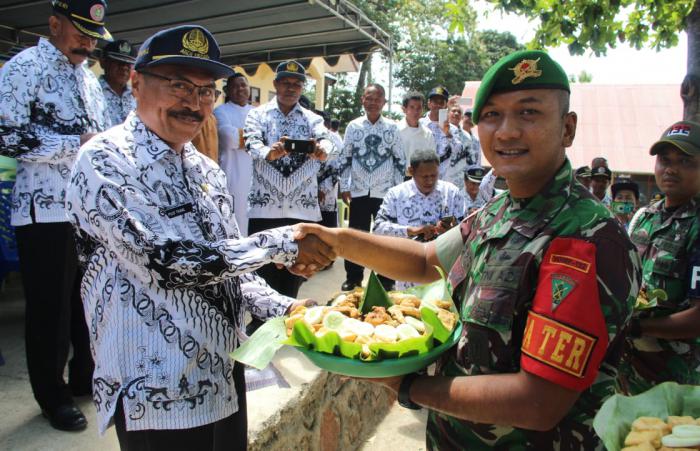 Sambut Hari Guru Nasional, Satgas Pamtas RI-RDTL Yonif 132/BS, Beri Kejutan Kepada Guru Perbatasan
