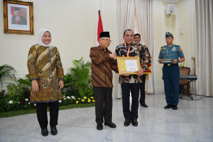 Gubernur Sumut Terima Pramakarya Award 2019