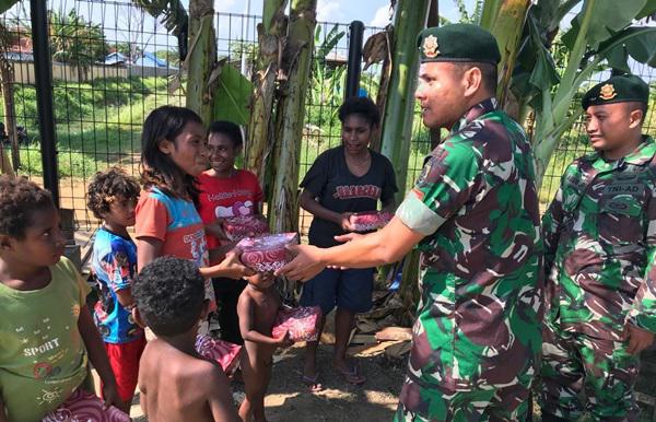 Satgas Yonif Mekanis Raider 411 Kostrad Berbagi Kebahagiaan di Merauke