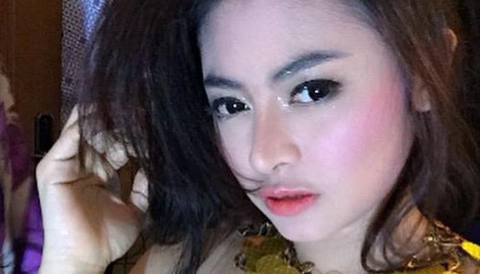 Pose di Ranjang Menutupi Badan Pakai Selimut, Dunia Maya Heboh