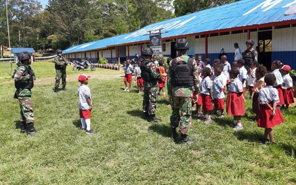 Ajarkan Disiplin Sejak Dini, Satgas Pamtas RI-PNG Yonif 514 Lalihkan Baris Berbaris