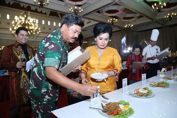 Momen saat Panglima TNI Jadi Juri Lomba Memasak Nasi Goreng