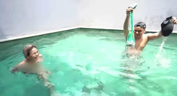 Apa Yang dilakukan Dua Artis Ini Dalam Kolam Renang