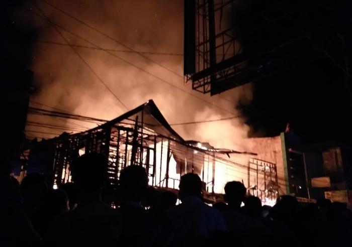 Api Meluluhlantakan Rumah Toko di Pasar Lama Penyabungan